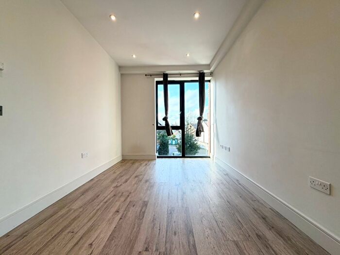 2 Bedroom Flat To Rent In Nixey Close, Slough, SL1