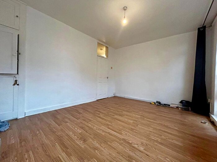2 Bedroom Flat To Rent In Old Kent Road, London, SE1