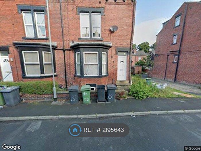 2 Bedroom Flat To Rent In Hill Top Mount, Leeds, LS8
