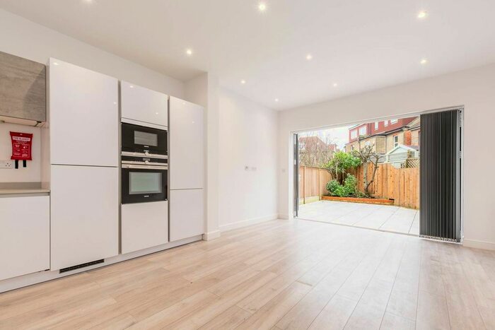 2 Bedroom Flat To Rent In Loveday Road, Ealing, London, W13