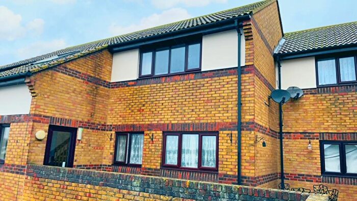 2 Bedroom Flat To Rent In Hedingham Place, Rochford, SS4