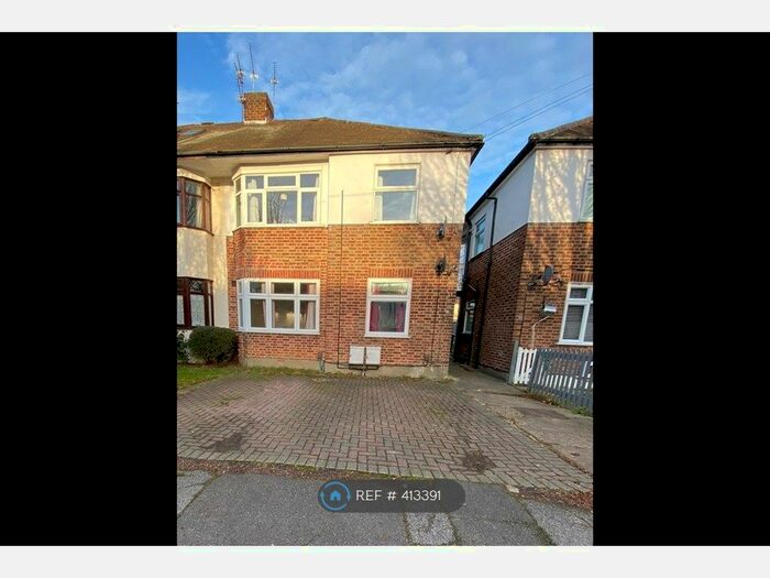 2 Bedroom Flat To Rent In Cheltenham Gardens, Loughton IG10