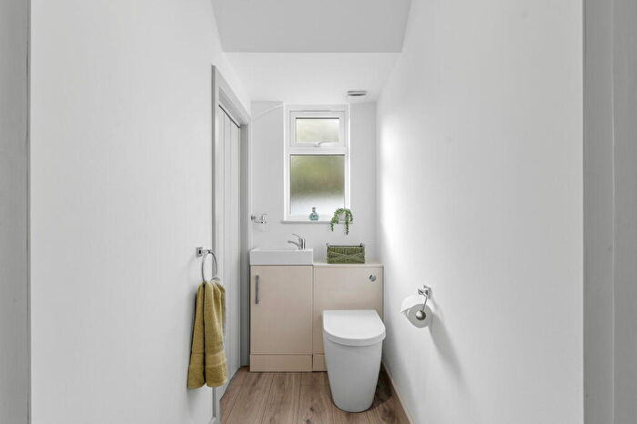 4 Bedroom Detached House For Sale In The Warren, The Green, Croydon, CR0