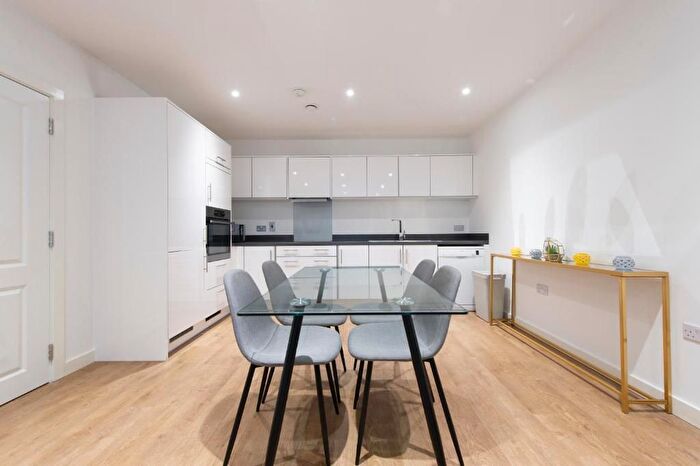 2 Bedroom Flat To Rent In Great North Road, London, N2