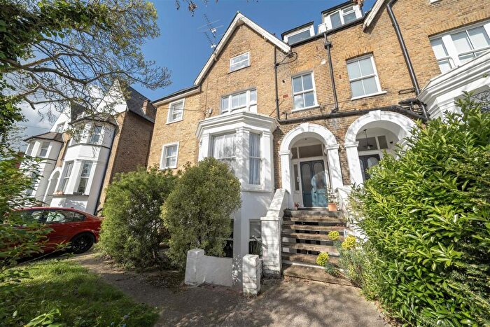 2 Bedroom Apartment For Sale In Springfield Road, Kingston Upon Thames, KT1