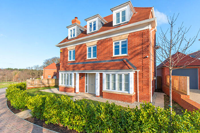 5 Bedroom Detached House To Rent In Whistler Drive, Barnet, EN4