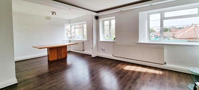 3 Bedroom Flat To Rent In Mulberry Close, Hendon, London, NW4