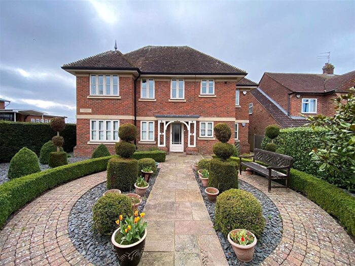 2 Bedroom Flat To Rent In Blue Bridge Road, Brookmans Park, Hatfield, AL9