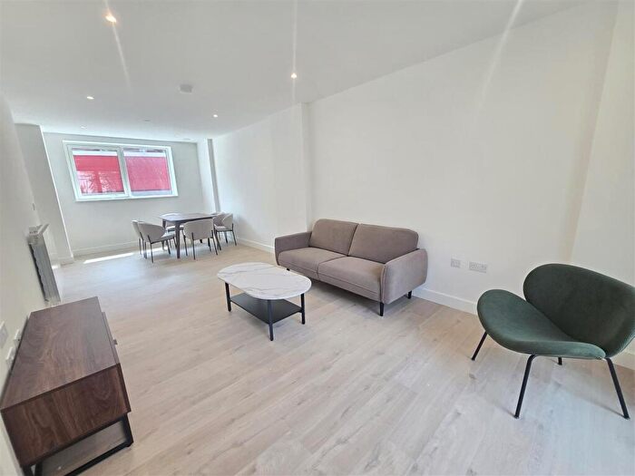 3 Bedroom House To Rent In Langham Grove, Greenwich, London, SE28