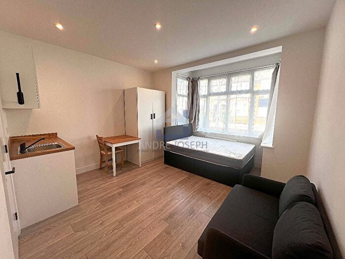 Studio To Rent In Tooting Bec Road, Tooting Bec, SW17