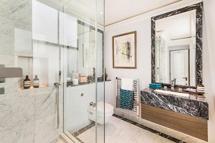 3 Bedroom Flat To Rent In Southampton Street, Covent Garden, WC2E