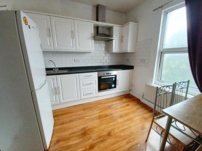 2 Bedroom Flat To Rent In A Green Lanes, Stoke Newington, N16