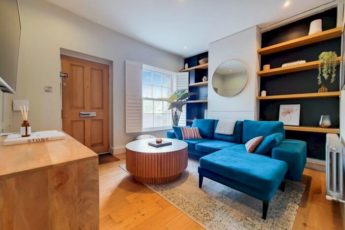 3 Bedroom Flat To Rent In Merton Road, London SW18