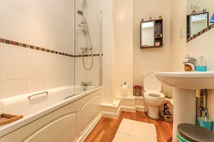 2 Bedroom Flat To Rent In Lockhart Road, Watford, Hertfordshire, WD17