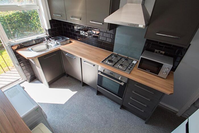 4 Bedroom Semi-Detached House To Rent In Derwentwater Grove, Headingley, Leeds, LS6