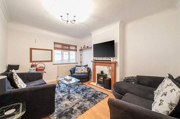 2 Bedroom Flat For Sale In St. Marys Lane, Upminster, RM14