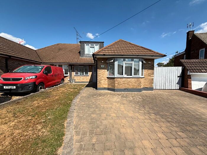 4 Bedroom Semi-Detached House For Sale In Holmwood Close, Dunstable, LU5