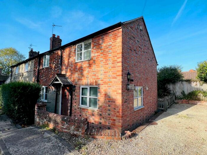 2 Bedroom Cottage To Rent In Thame Road, Warborough, OX10