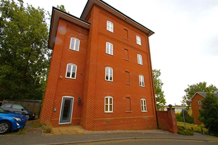 2 Bedroom Flat To Rent In Groves Close, Colchester, CO4