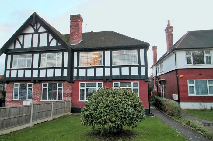 2 Bedroom Flat To Rent In Ferrymead Gardens, Greenford, UB6