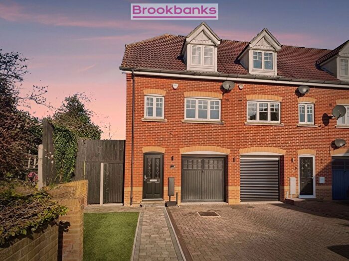 3 Bedroom End Of Terrace House To Rent In Reservoir Close, Greenhithe, DA9