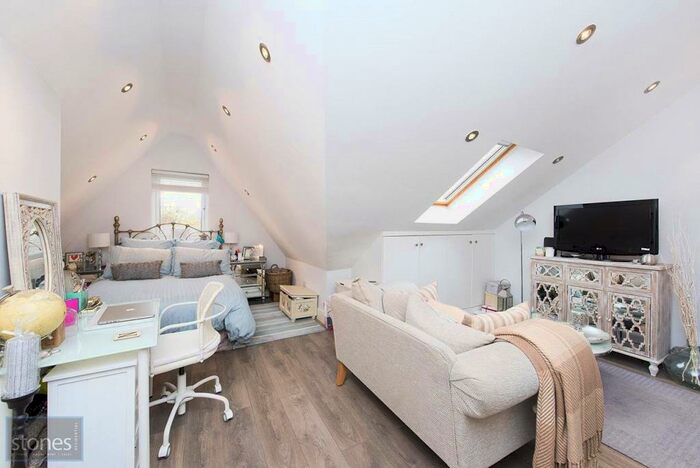 Apartment To Rent In Holden Road, Whestone, London, N12