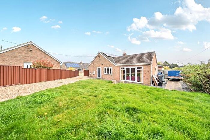 3 Bedroom Bungalow For Sale In Heyford Close, Standlake, Witney, OX29