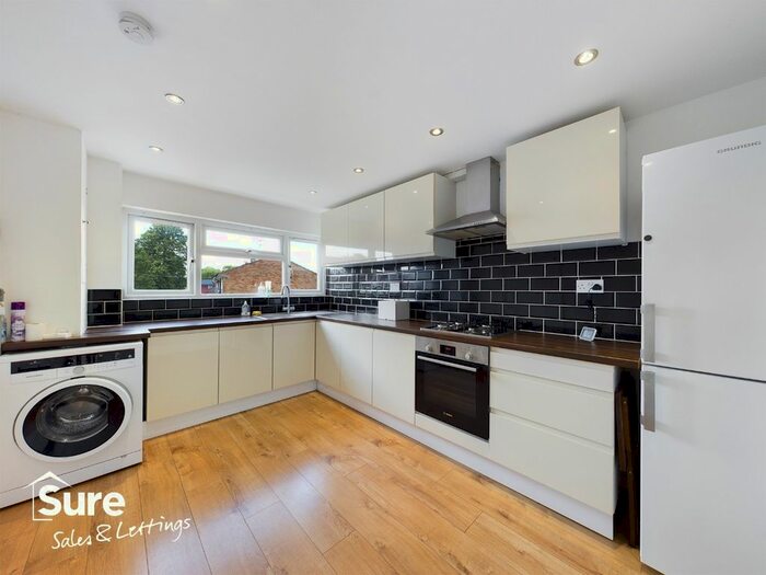 3 Bedroom Maisonette To Rent In Malvern Way, Hemel Hempstead, Hertfordshire, HP2