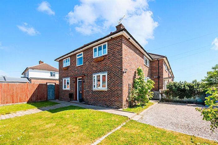 3 Bedroom Property For Sale In Radstock Way, Merstham, RH1