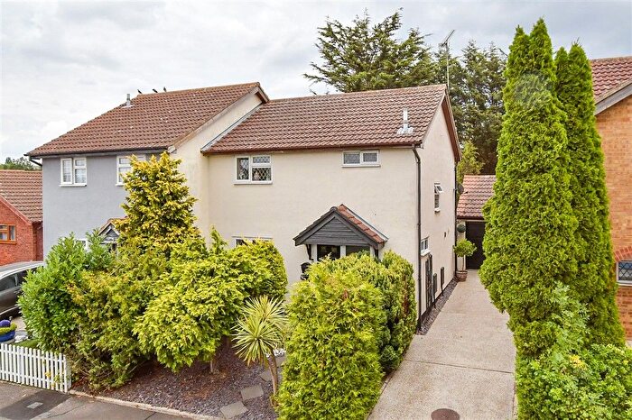 3 Bedroom Semi Detached House For Sale In Broxted Drive, Wickford, Essex, SS12