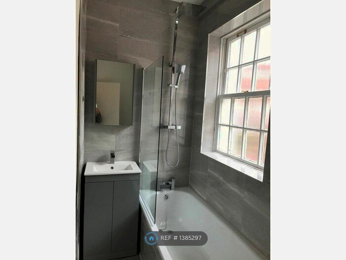 2 Bedroom Flat To Rent In Rosemary Lane, London, SW14