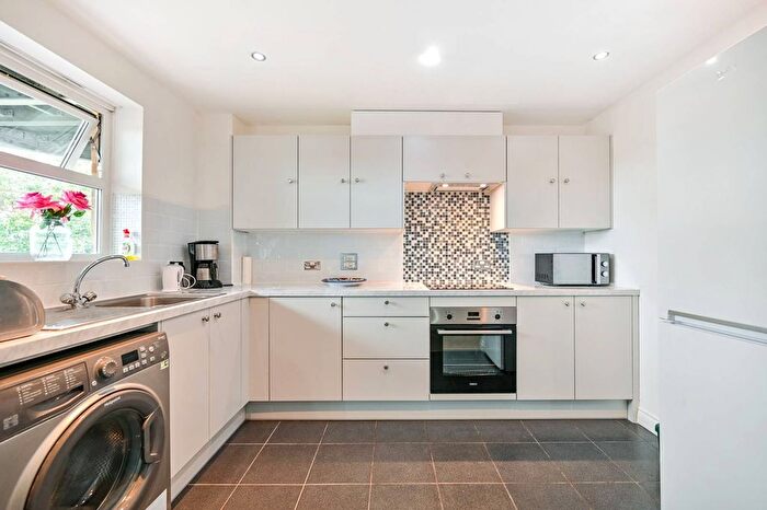 2 Bedroom Flat For Sale In Primrose Place, Isleworth, TW7