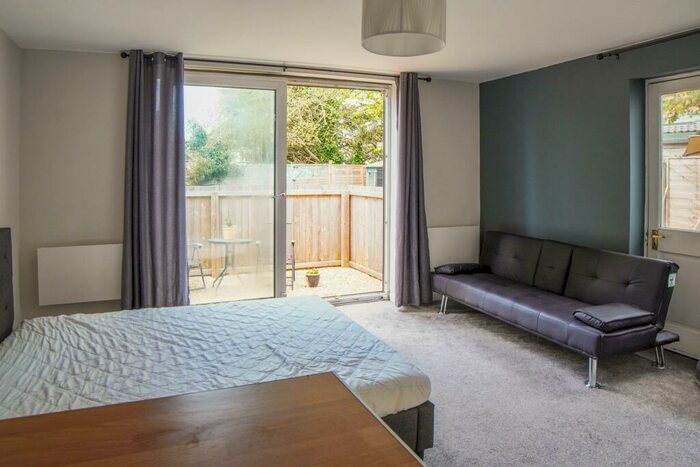 Studio To Rent In Pine Grove, Filton, Bristol, BS7