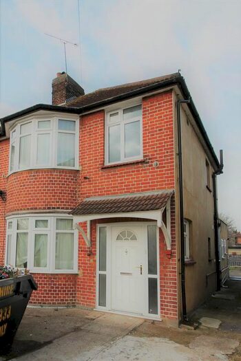 4 Bedroom Mews To Rent In Mornington Crescent, Hounslow, TW5