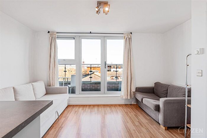 1 Bedroom Flat To Rent In Windsor Court, So Bow, E3