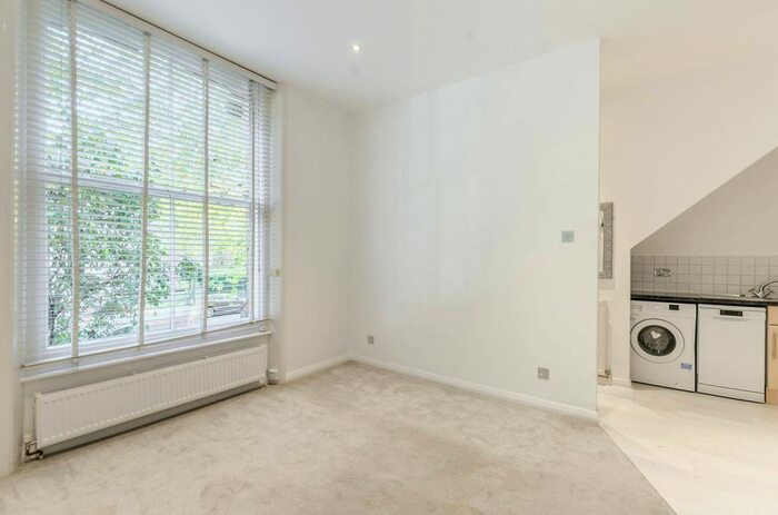2 Bedroom Flat To Rent In Coningham Road, Shepherd's Bush, London, W12