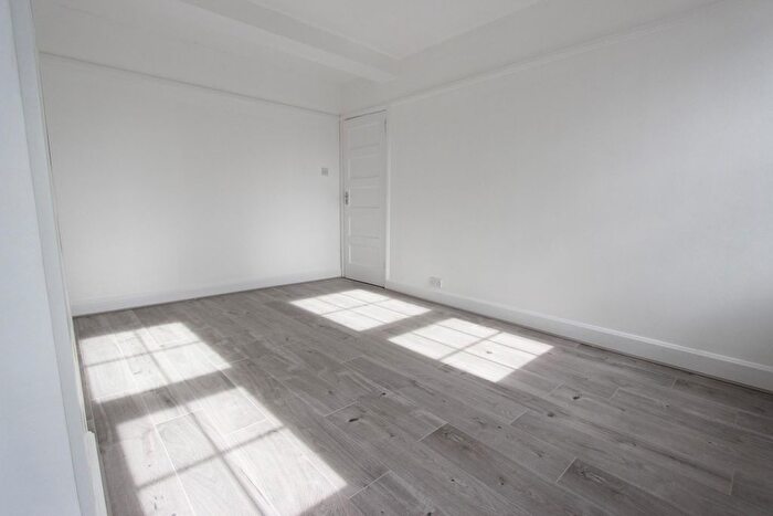 3 Bedroom Flat To Rent In Hampden Square, London, N14