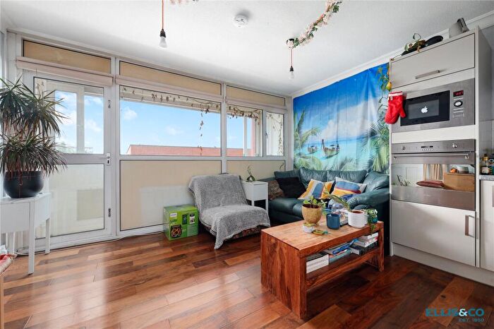2 Bedroom Apartment For Sale In Mansford Street, London, E2