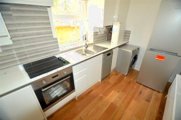 2 Bedroom Flat To Rent In Beulah Hill, London, SE19