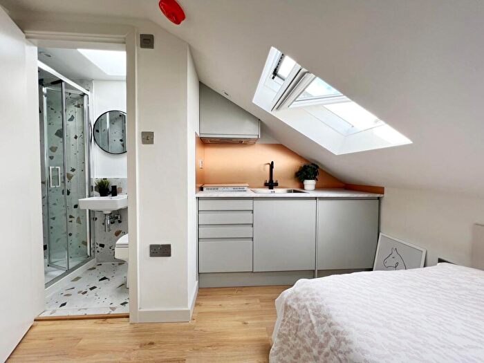 1 Bedroom Flat To Rent In Clarence Villas, Hawks Road, KT1