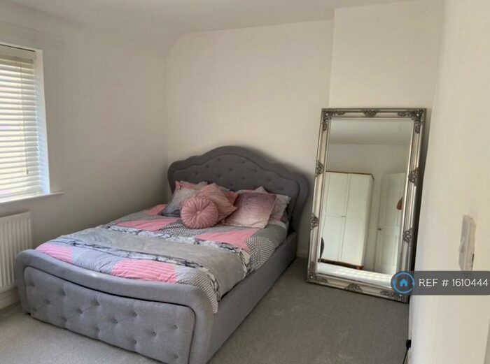 2 Bedroom Semi-Detached House To Rent In Launcelot Road, Bromley, BR1