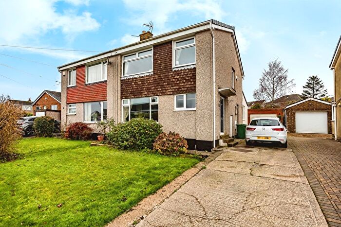 3 Bedroom Semi-Detached House For Sale In Illingworth Close, Halifax, HX2