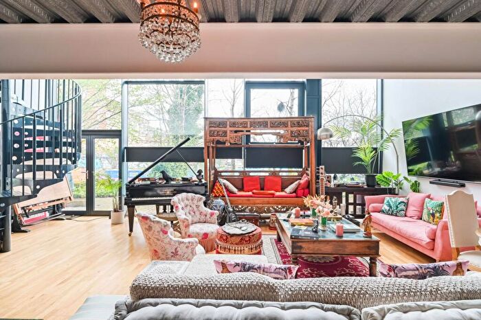 2 Bedroom Maisonette For Sale In Roach Road, Hackney Wick, London, E3