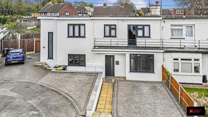 3 Bedroom Flat For Sale In Hedgehope Avenue, Rayleigh, SS6