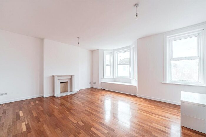 2 Bedroom Flat To Rent In Gratwicke Road, Worthing, West Sussex, BN11