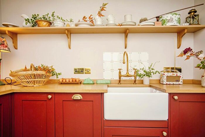 2 Bedroom Cottage For Sale In Dunn Street, Bredhurst, Gillingham, ME7