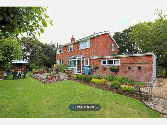 4 Bedroom Detached House To Rent In Manor Road, Milford On Sea, Lymington, SO41