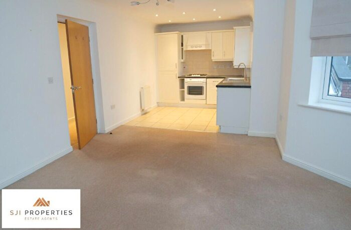 2 Bedroom Flat For Sale In Limestone Rise, Mansfield, Nottinghamshire, NG19