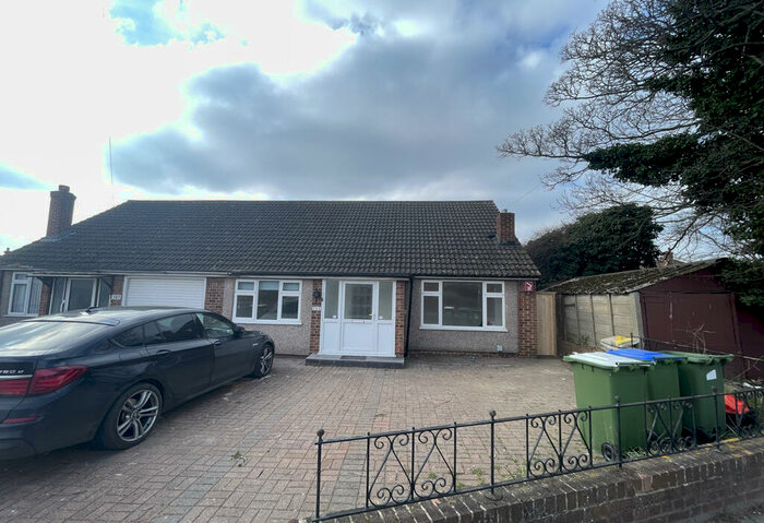 3 Bedroom Semi-Detached Bungalow To Rent In Long Lane, Bexleyheath, Kent, DA7