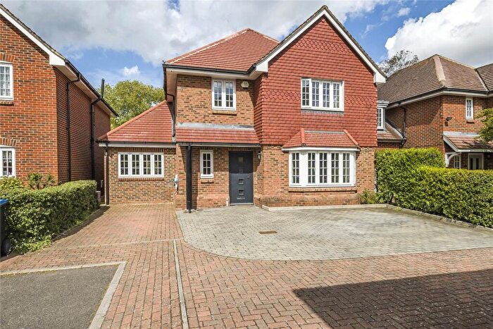 4 Bedroom Detached House For Sale In Willow Close, Chertsey, Surrey, KT16